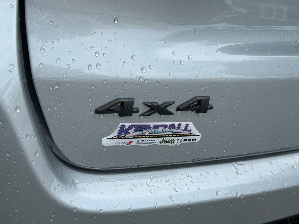 New 2025 Jeep Compass Latitude w/ Sun & Sound Group AWD/4WD image 28