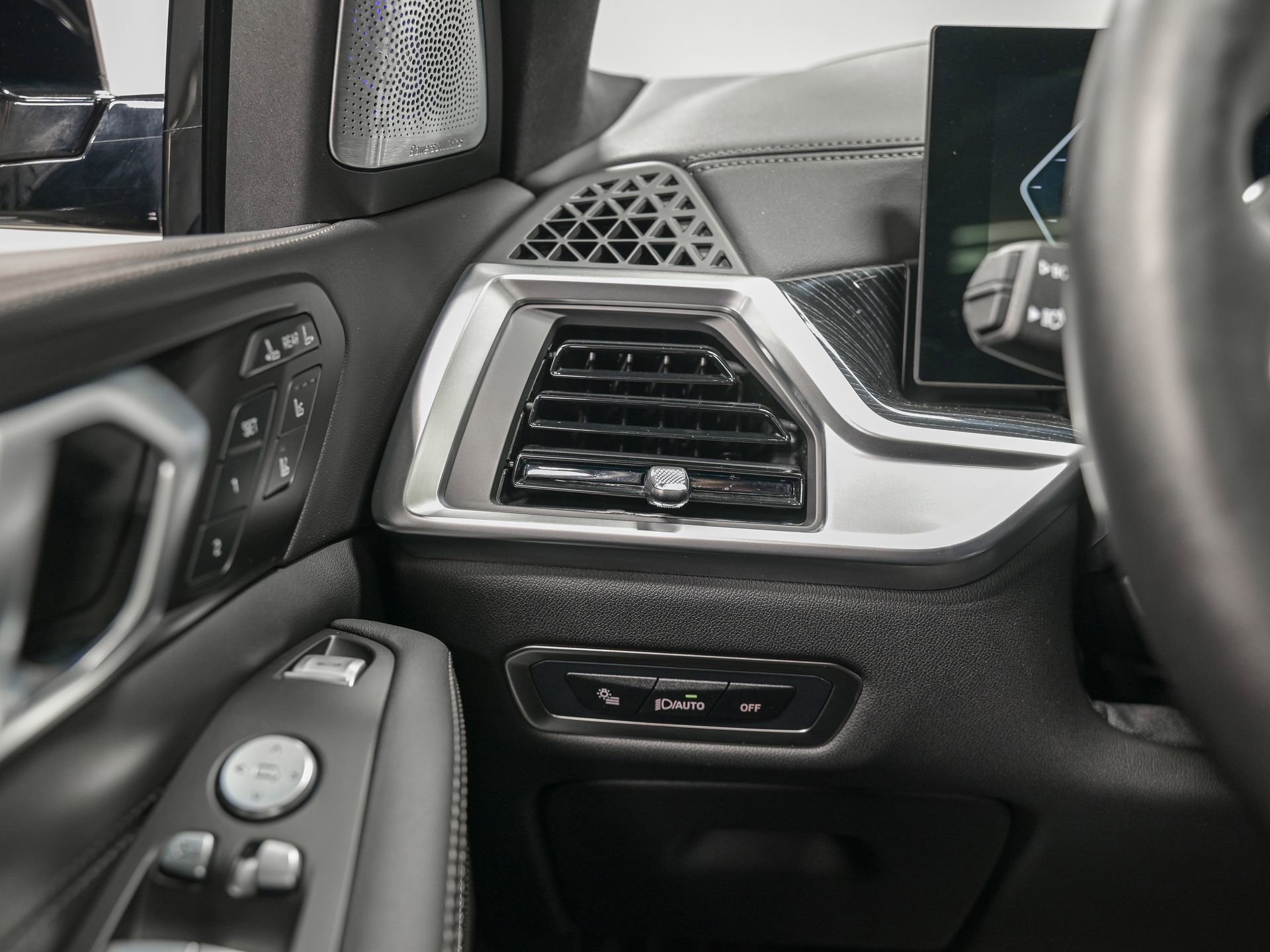 Used 2024 BMW X7 xDrive40i w/ Executive Package image 18