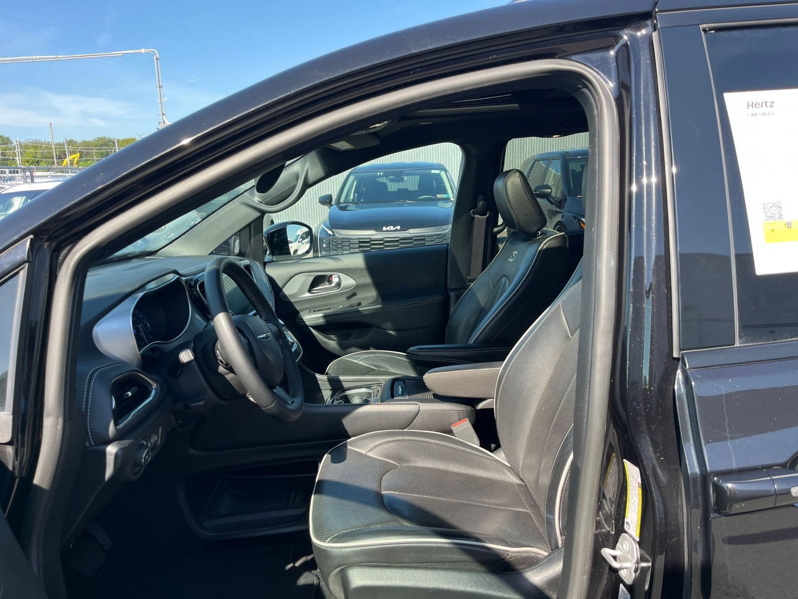 Used 2025 Chrysler Pacifica Limited FWD image 28