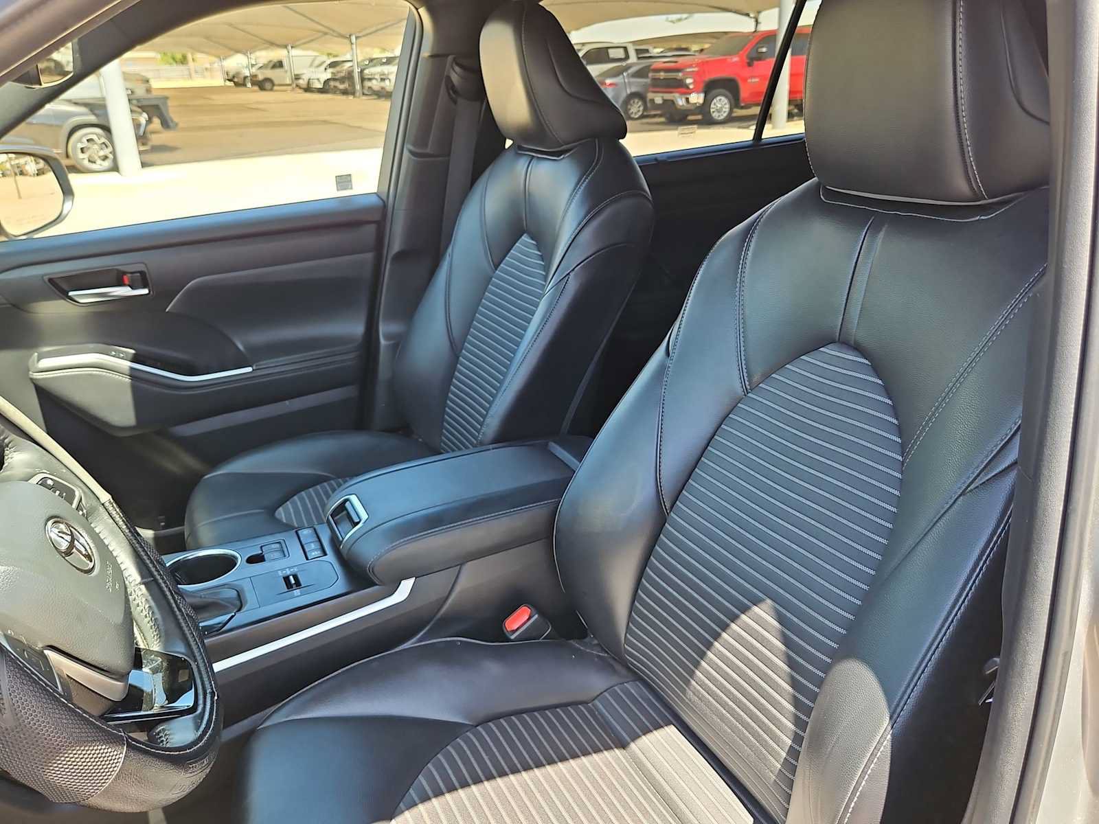 Used 2022 Toyota Highlander XSE FWD image 15