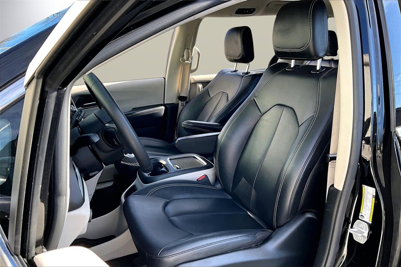 Certified 2024 Chrysler Pacifica Touring-L image 20