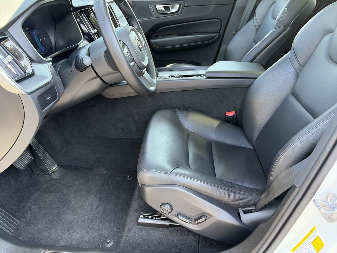 Used 2025 Volvo XC60 B5 Core AWD/4WD image 17