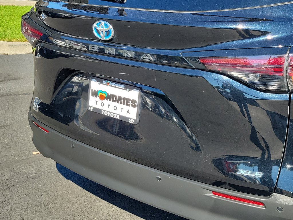 Used 2025 Toyota Sienna XLE FWD image 10