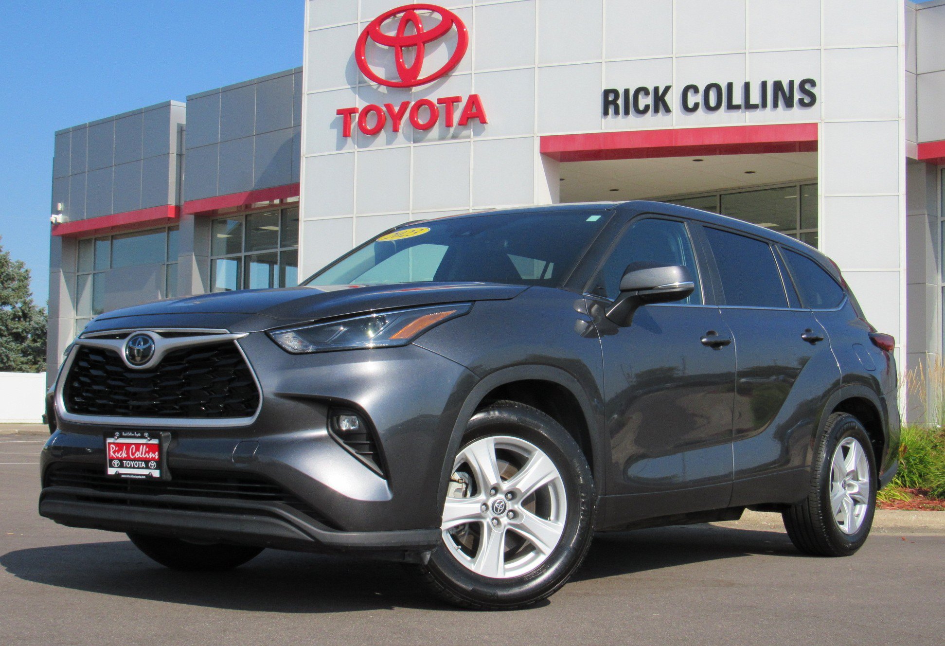 Used 2023 Toyota Highlander LE