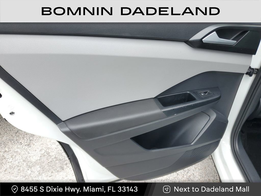 Used 2022 Volkswagen Taos SEL w/ Panoramic Sunroof Package image 9