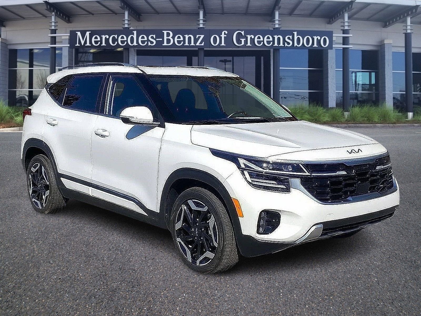 Used 2025 Kia Seltos SX w/ SX Sunroof Package image 2