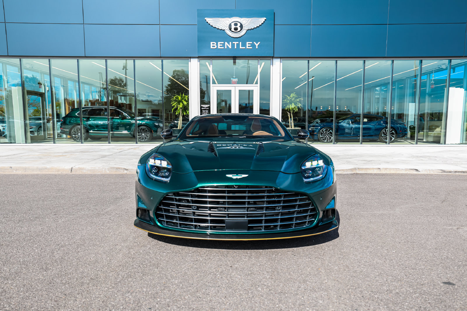 Used 2025 Aston Martin Vanquish RWD image 20