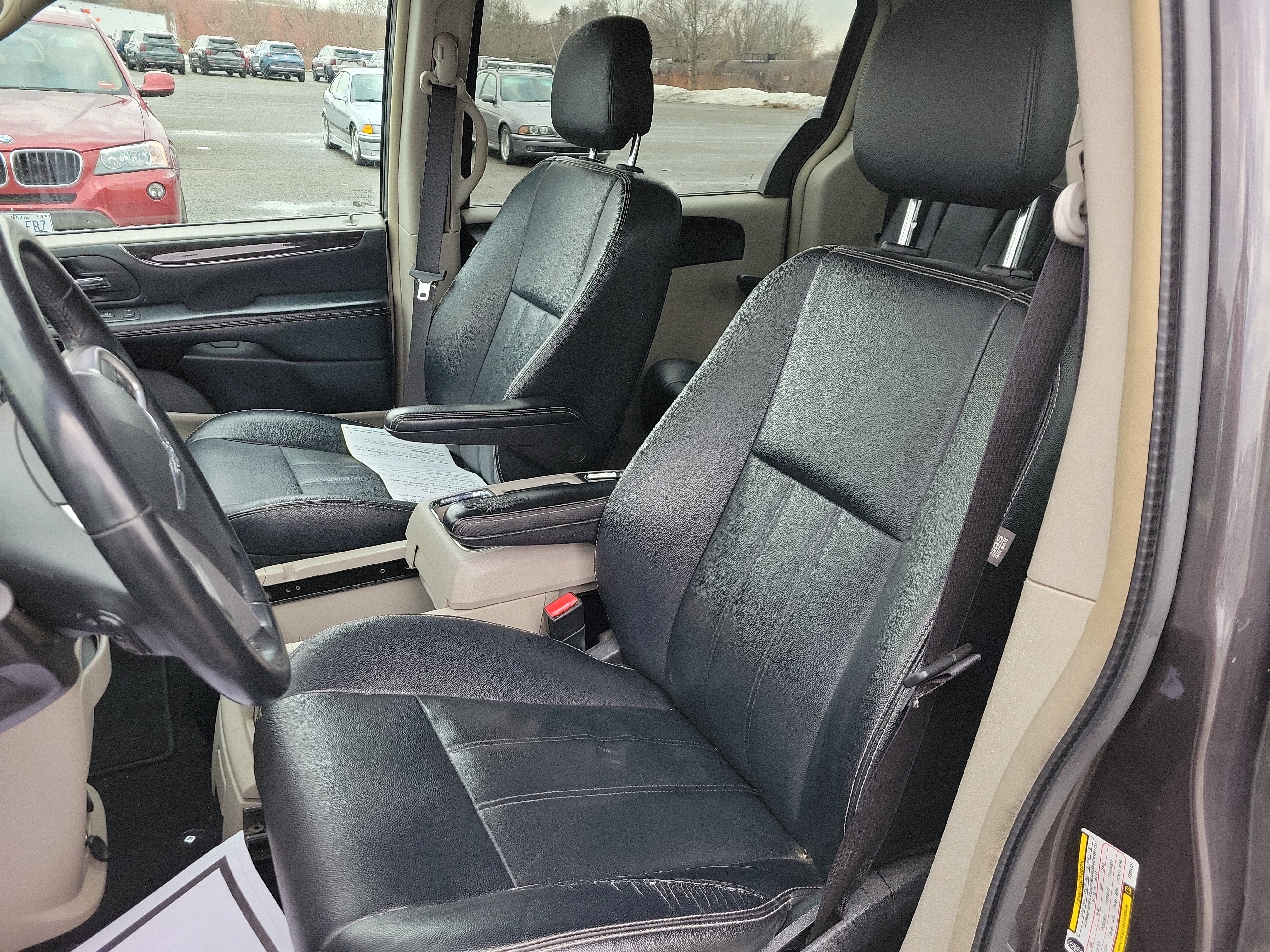 Used 2016 Chrysler Town & Country Touring image 10
