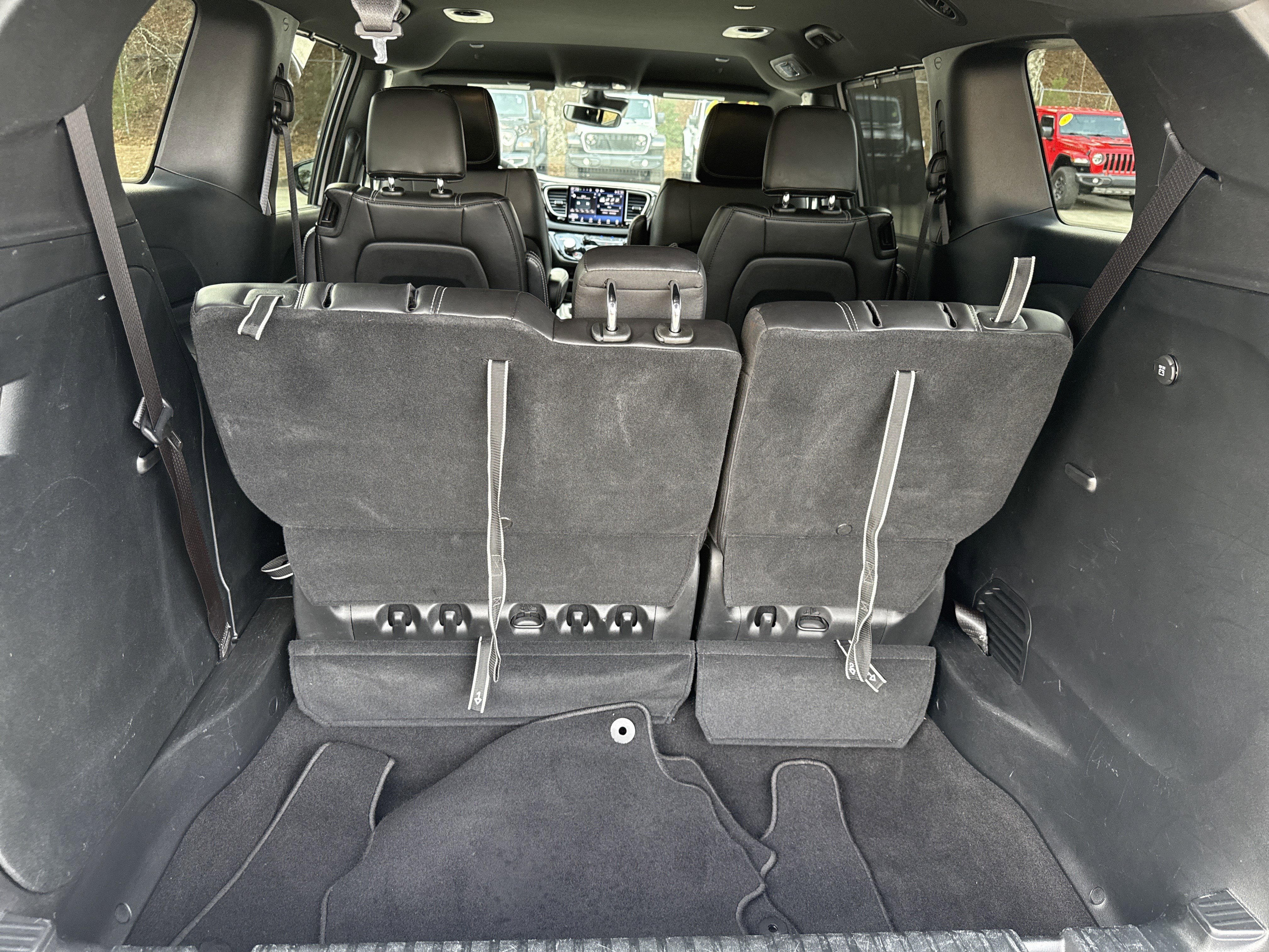 Used 2025 Chrysler Pacifica Select image 18