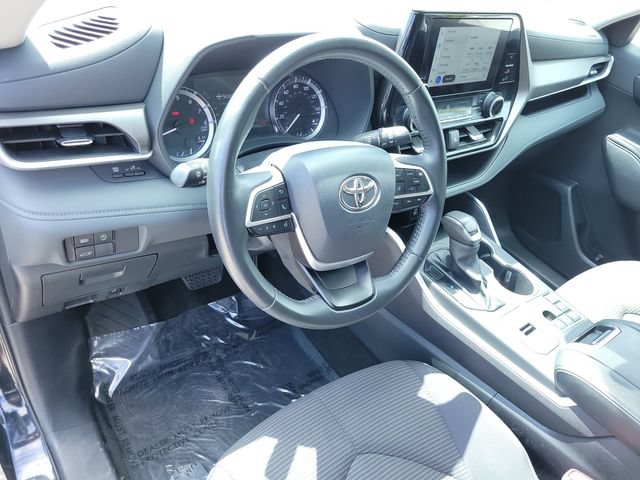 Used 2024 Toyota Highlander LE FWD image 12