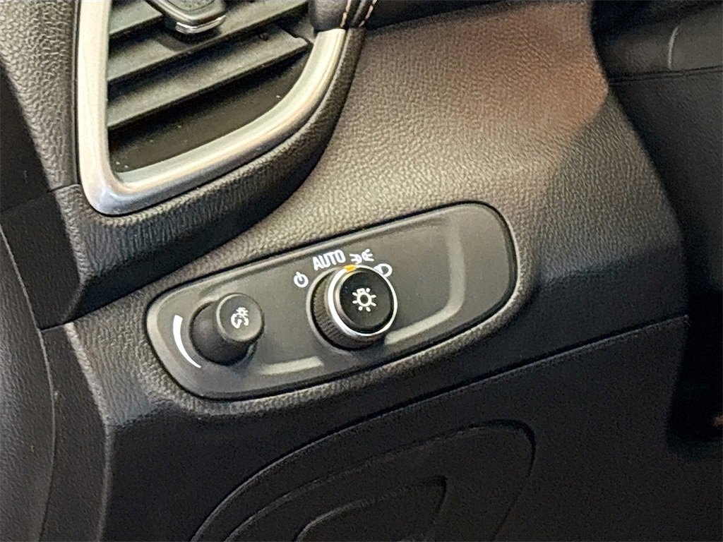 Used 2020 Chevrolet Trax LT w/ LT Convenience Package image 10