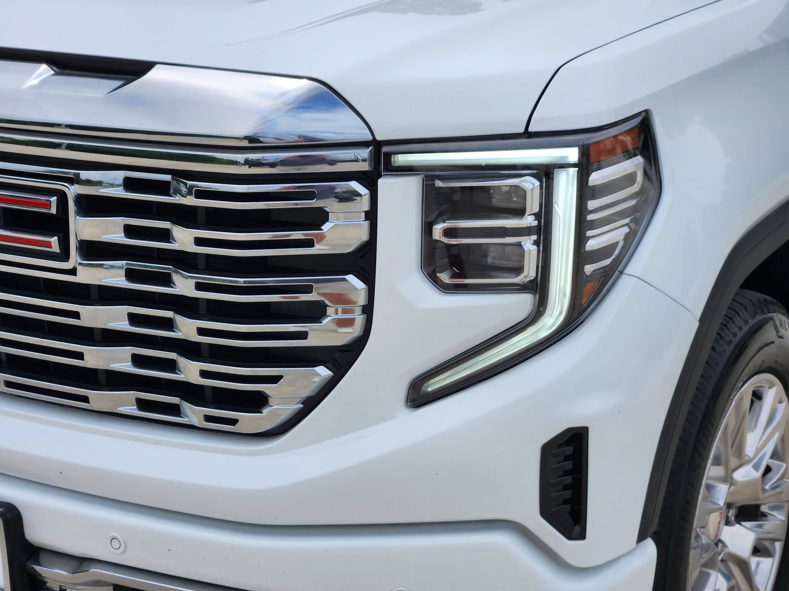 Used 2024 GMC Sierra 1500 Denali RWD image 9