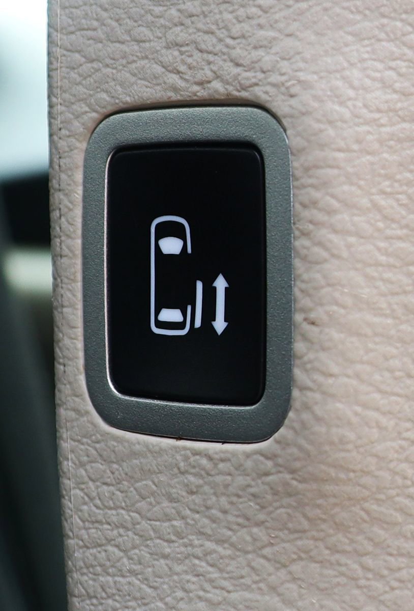 Used 2023 Chrysler Voyager LX FWD image 32