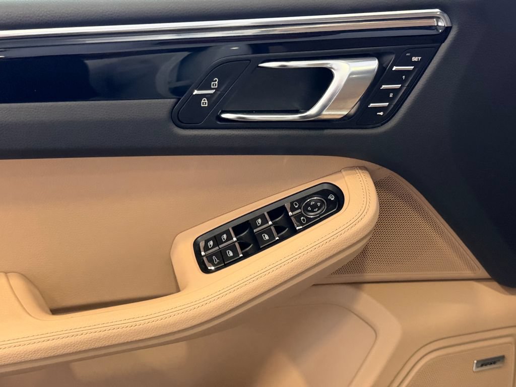 Certified 2025 Porsche Macan AWD/4WD image 14