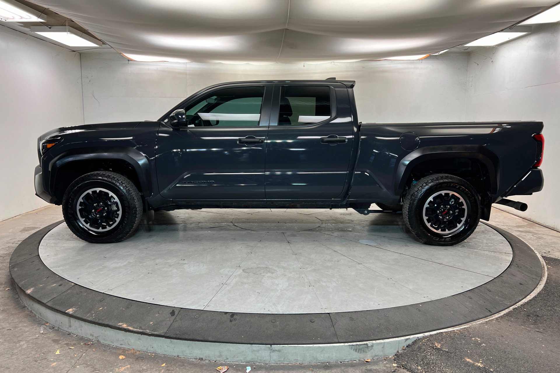 Used 2024 Toyota Tacoma TRD Off-Road image 2