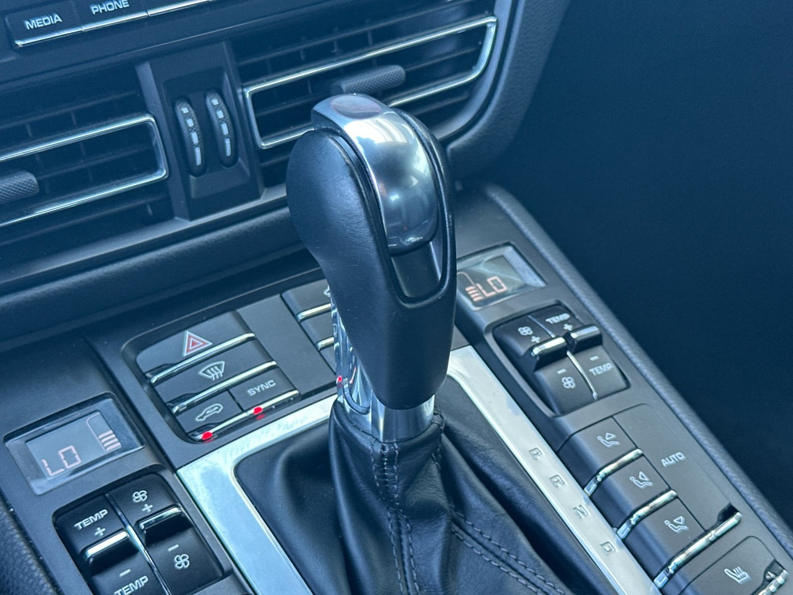 Certified 2020 Porsche Macan AWD/4WD image 17