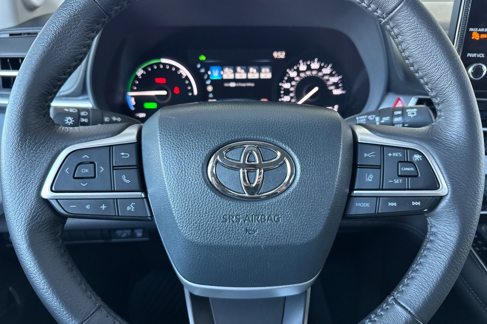 Used 2025 Toyota Sienna XLE FWD image 29
