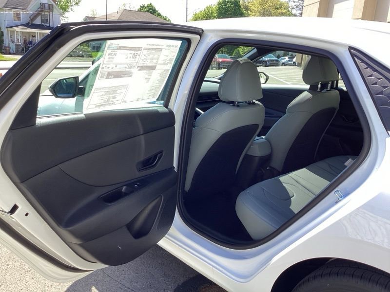 New 2025 Hyundai Elantra Limited image 18