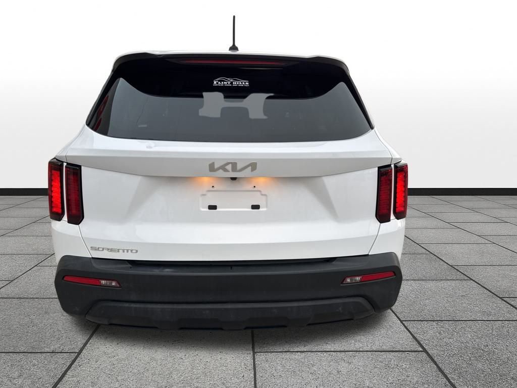 Used 2023 Kia Sorento LX image 4