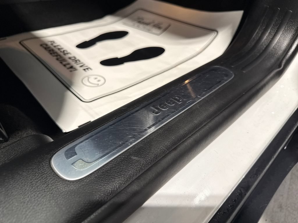 Used 2020 Jeep Cherokee Limited FWD image 32