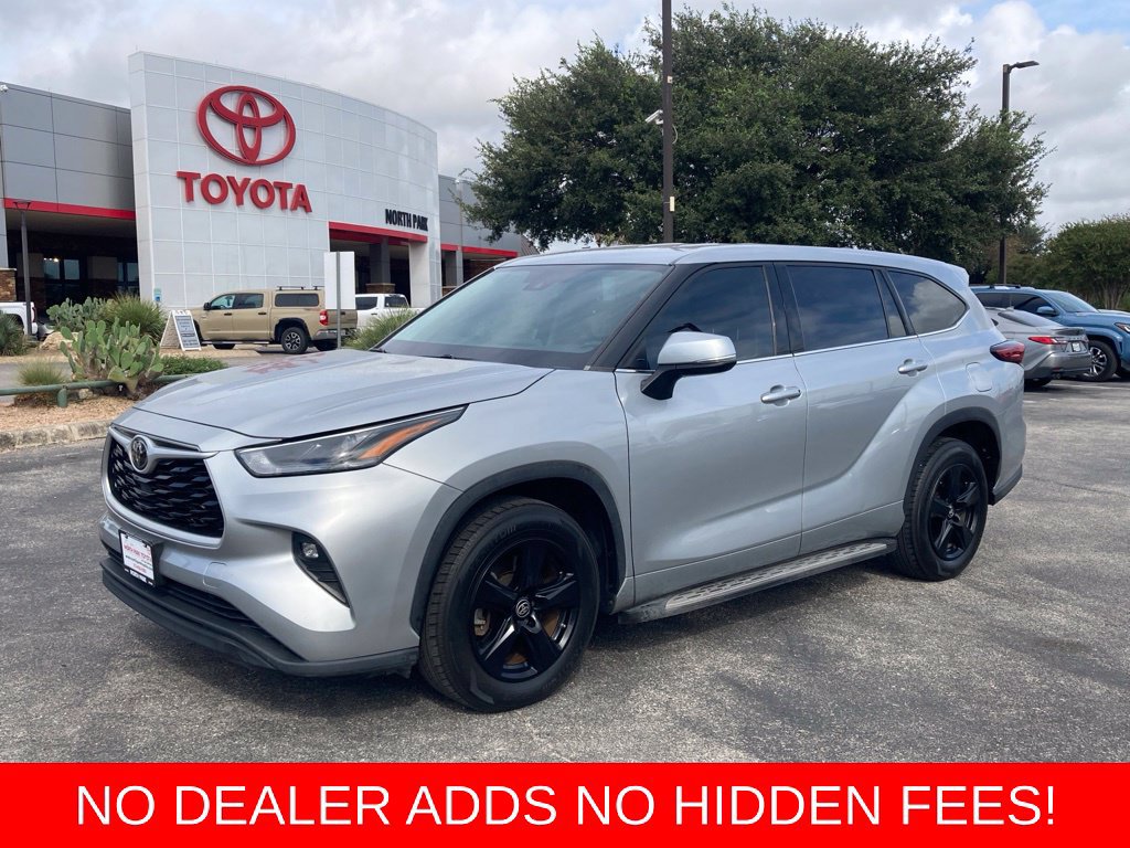 Used 2022 Toyota Highlander LE FWD image 1