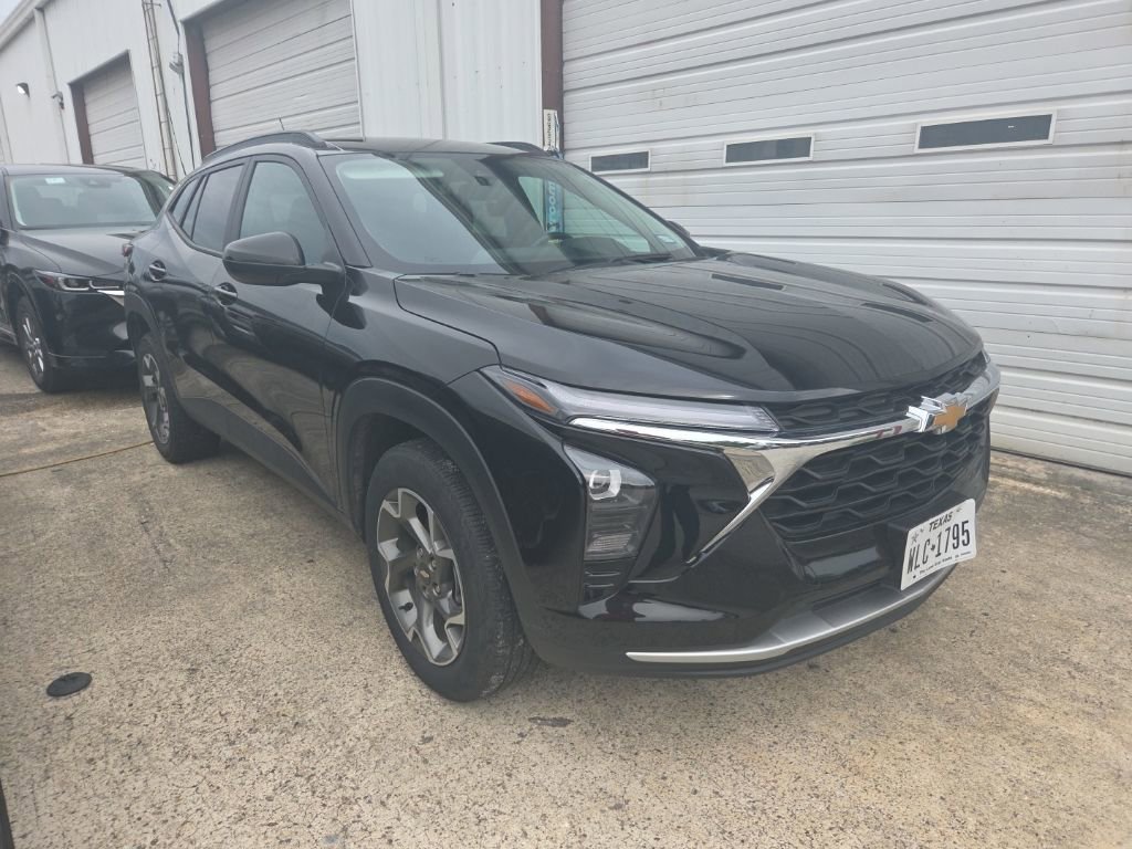 Used 2025 Chevrolet Trax LT w/ LT Convenience Package FWD image 3