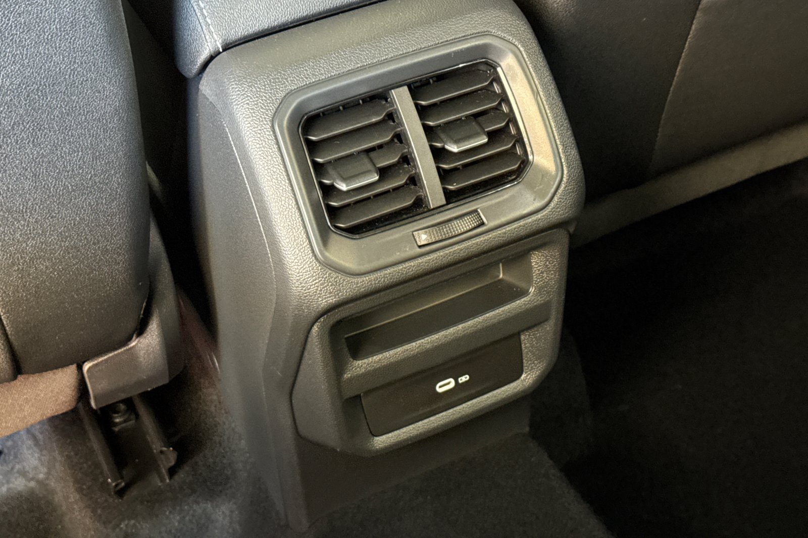 Used 2024 Volkswagen Taos SE w/ Panoramic Sunroof Package FWD image 15