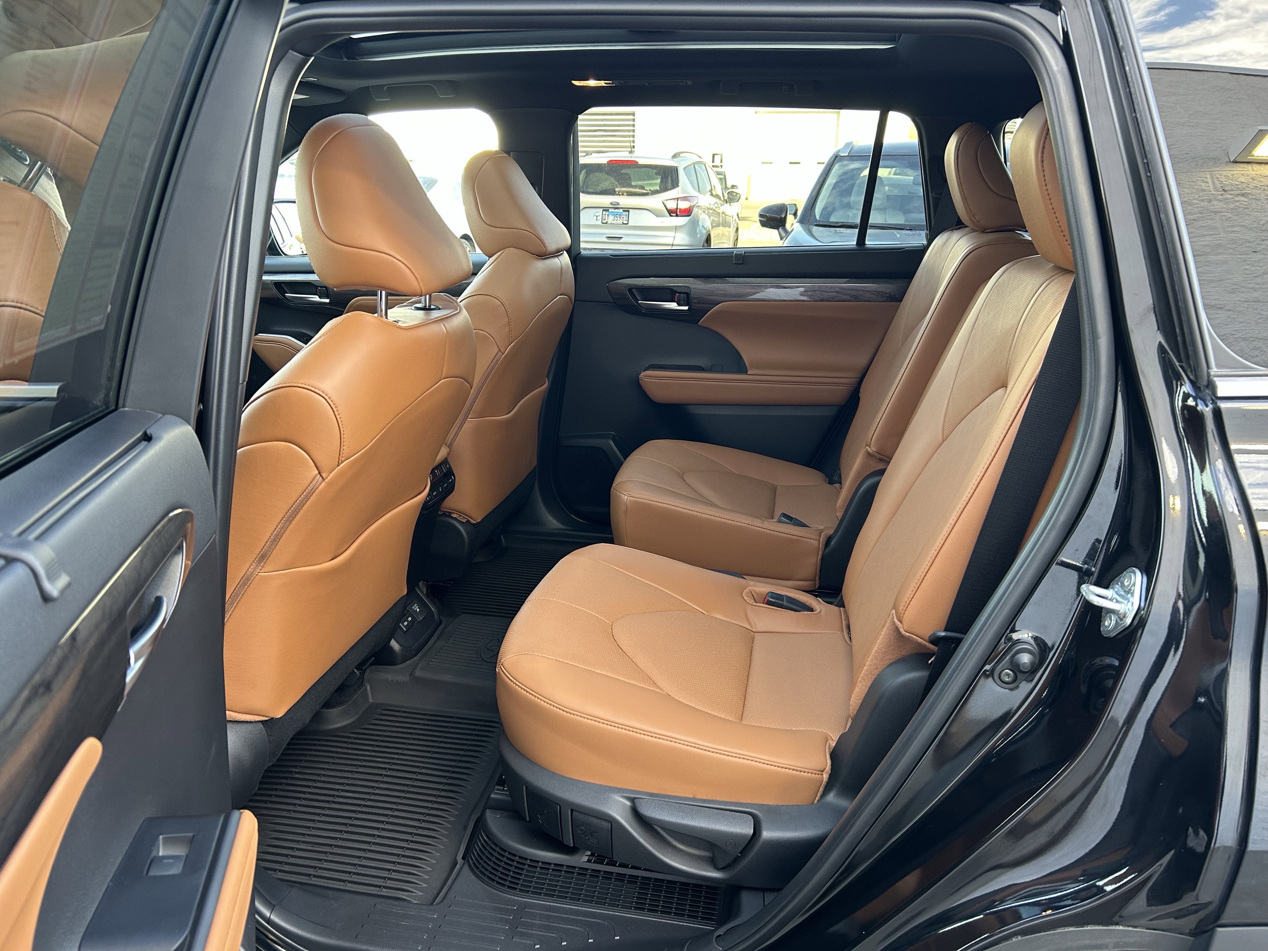 Used 2024 Toyota Highlander Platinum image 18