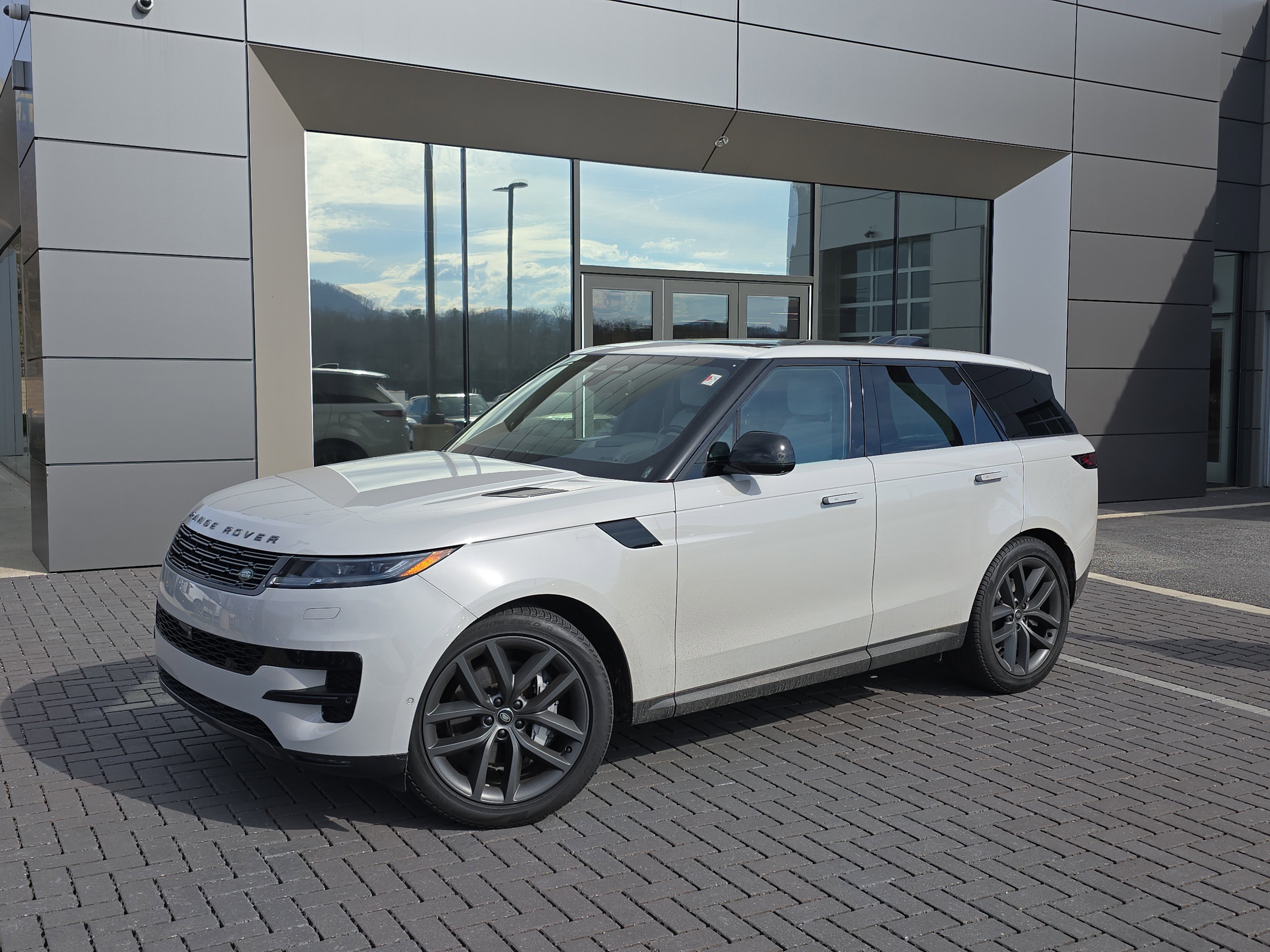 Used 2025 Land Rover Range Rover Sport SE AWD/4WD image 1