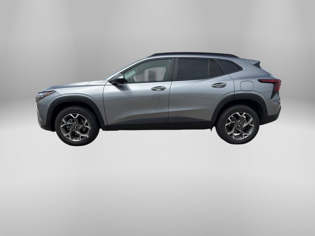 Used 2025 Chevrolet Trax LT FWD image 2