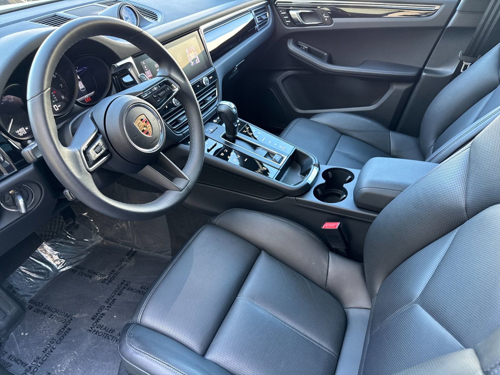 Certified 2025 Porsche Macan image 4