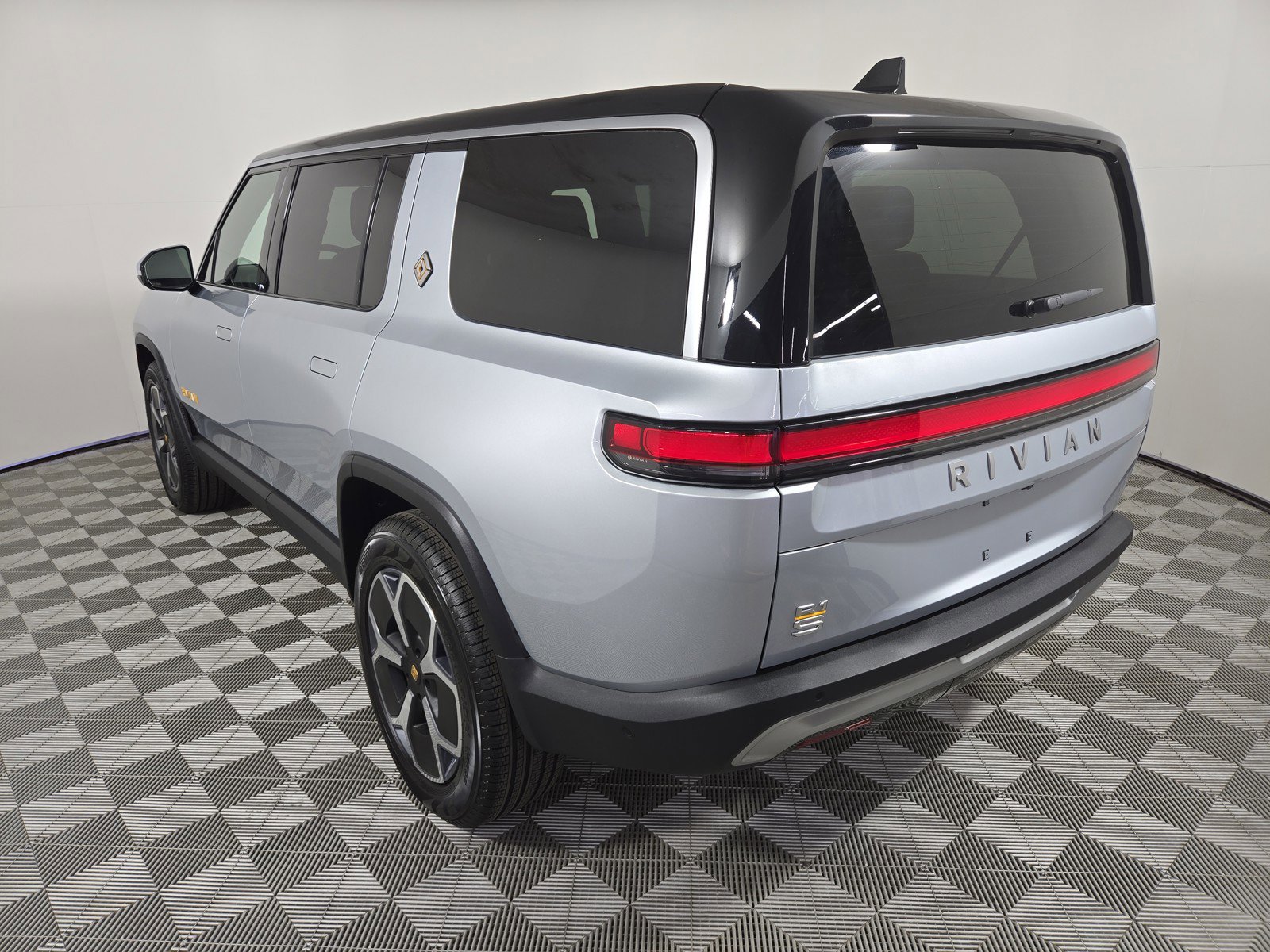 Used 2024 Rivian R1S Adventure AWD/4WD image 3