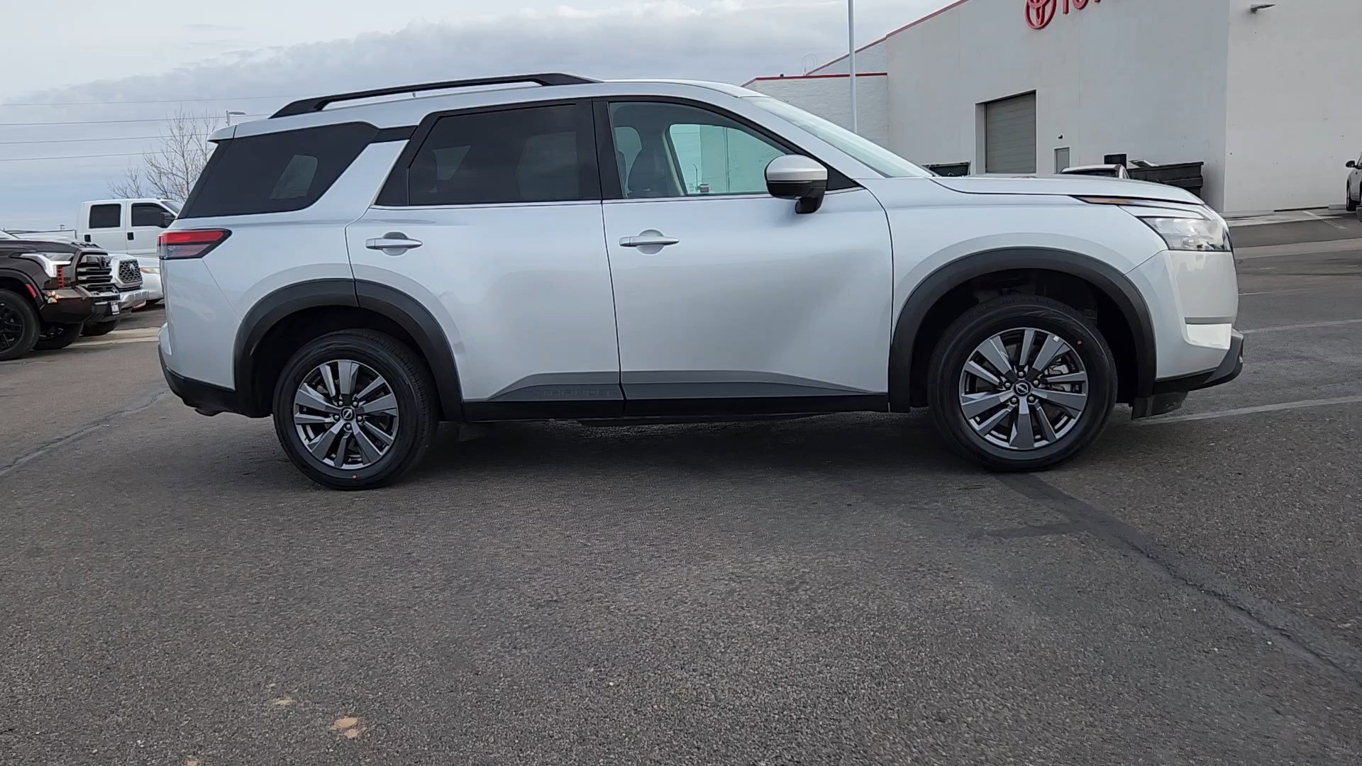 Used 2024 Nissan Pathfinder SV image 3