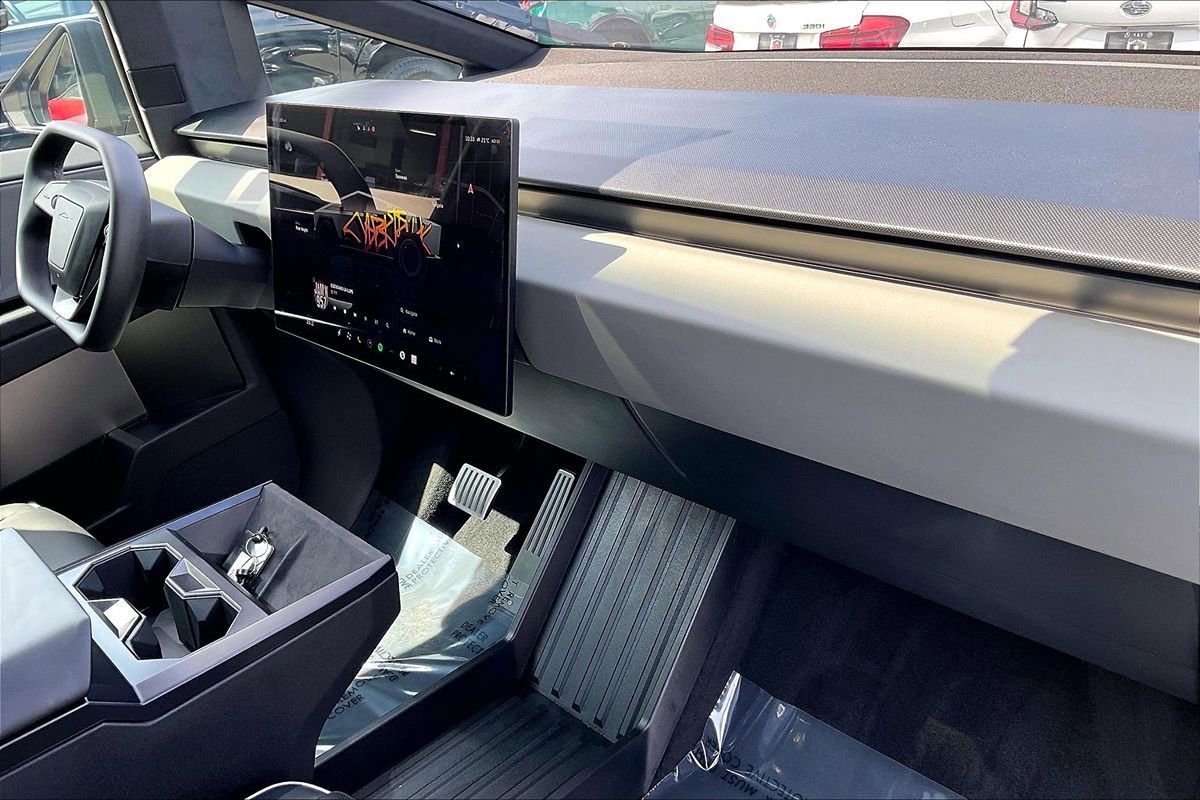 Used 2025 Tesla Cybertruck AWD Crew Cab image 18
