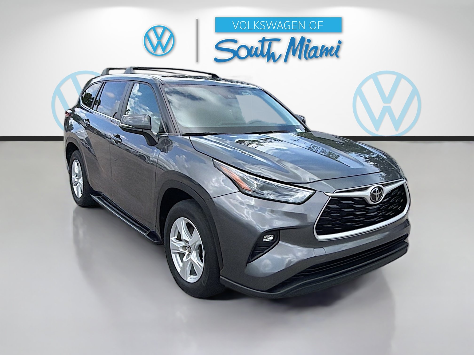 Used 2023 Toyota Highlander LE FWD image 1