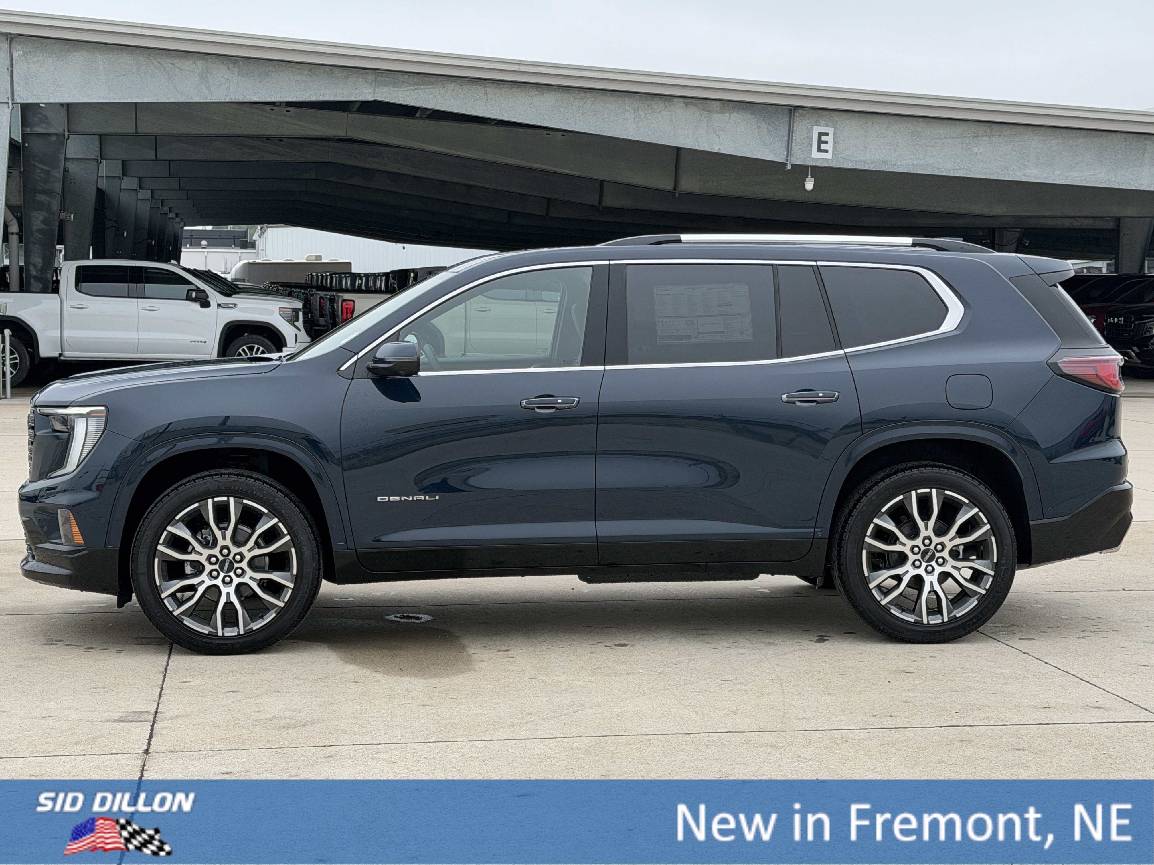 New 2027 GMC Acadia Denali Ultimate w/ LPO, Floor Liner Package AWD/4WD image 9
