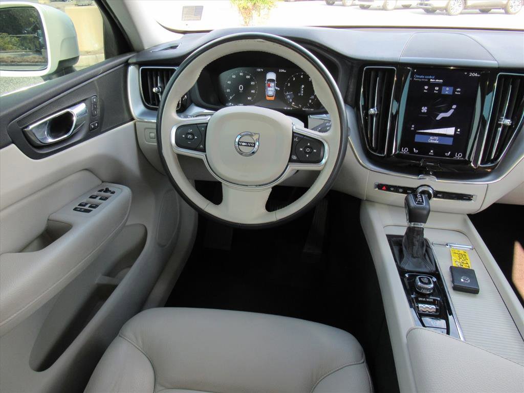 Used 2018 Volvo XC60 T6 Momentum w/ Convenience Package image 12