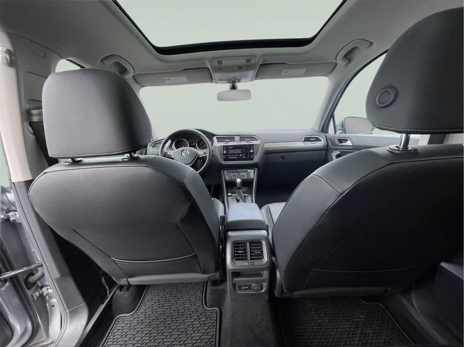 Used 2020 Volkswagen Tiguan SE w/ Panoramic Sunroof Package image 16