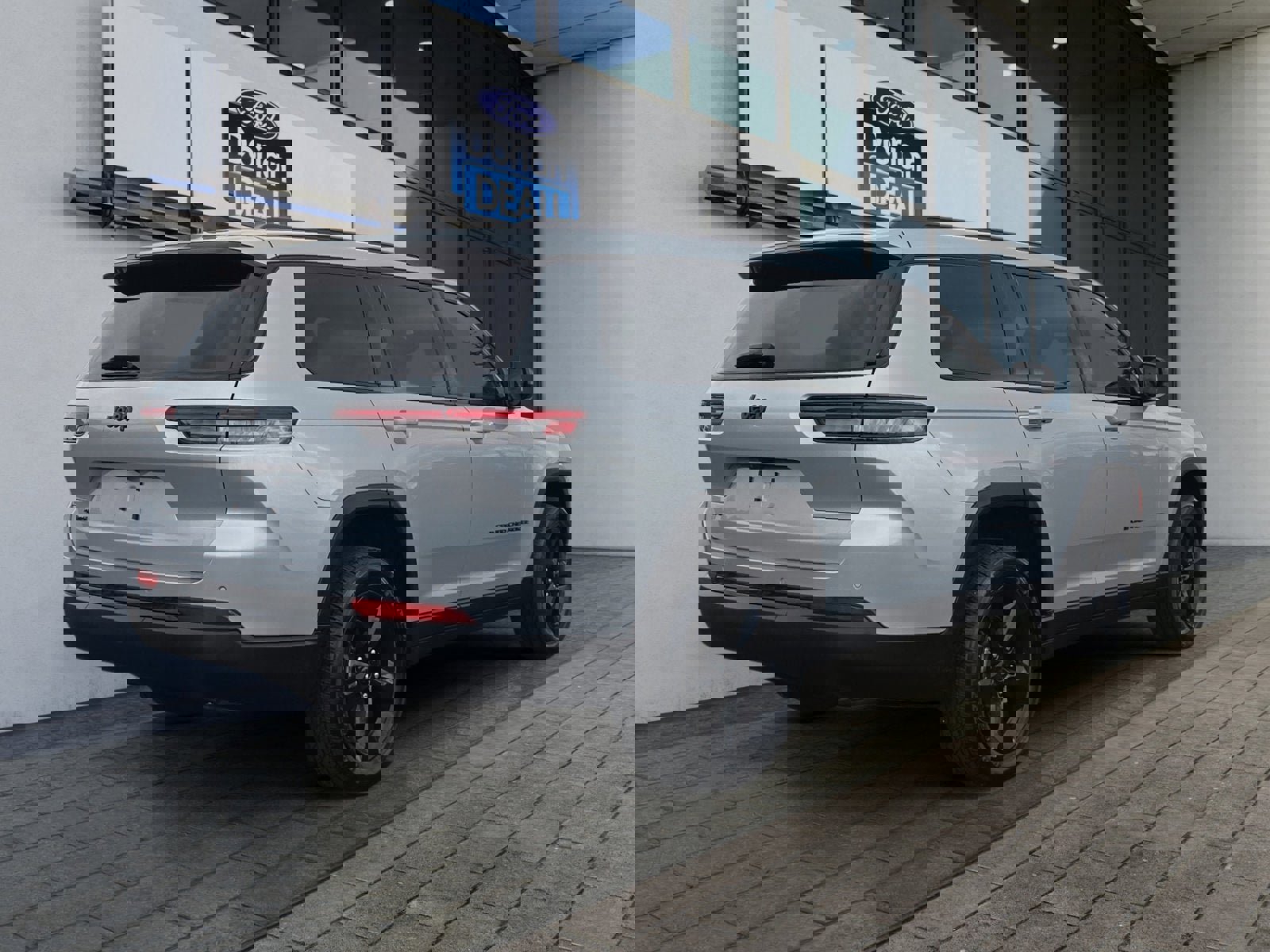 Used 2023 Jeep Grand Cherokee L Laredo image 3