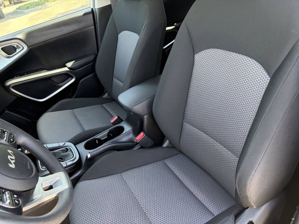 Used 2025 Kia Soul LX FWD image 26