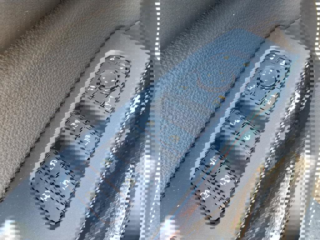 Used 2025 Nissan Pathfinder S image 8