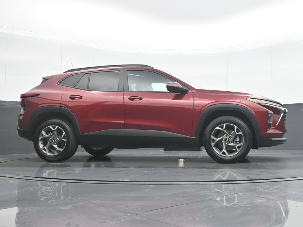 Used 2025 Chevrolet Trax LT w/ LT Convenience Package FWD image 32