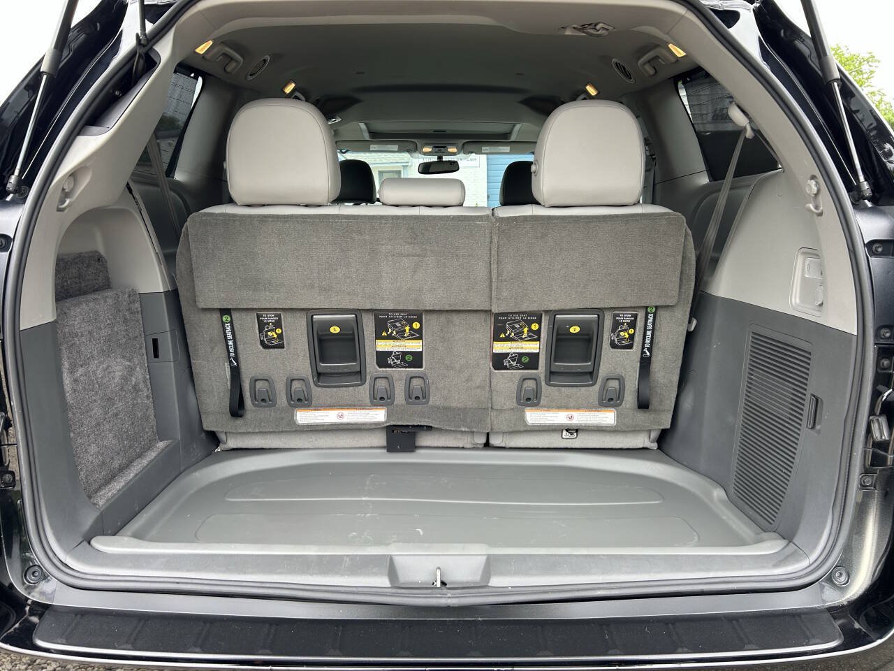 Used 2017 Toyota Sienna XLE FWD image 28