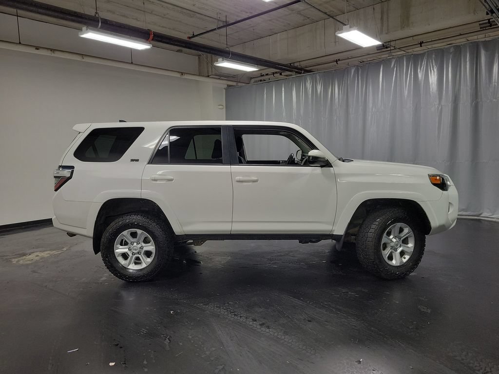 Used 2018 Toyota 4Runner SR5 AWD/4WD image 9