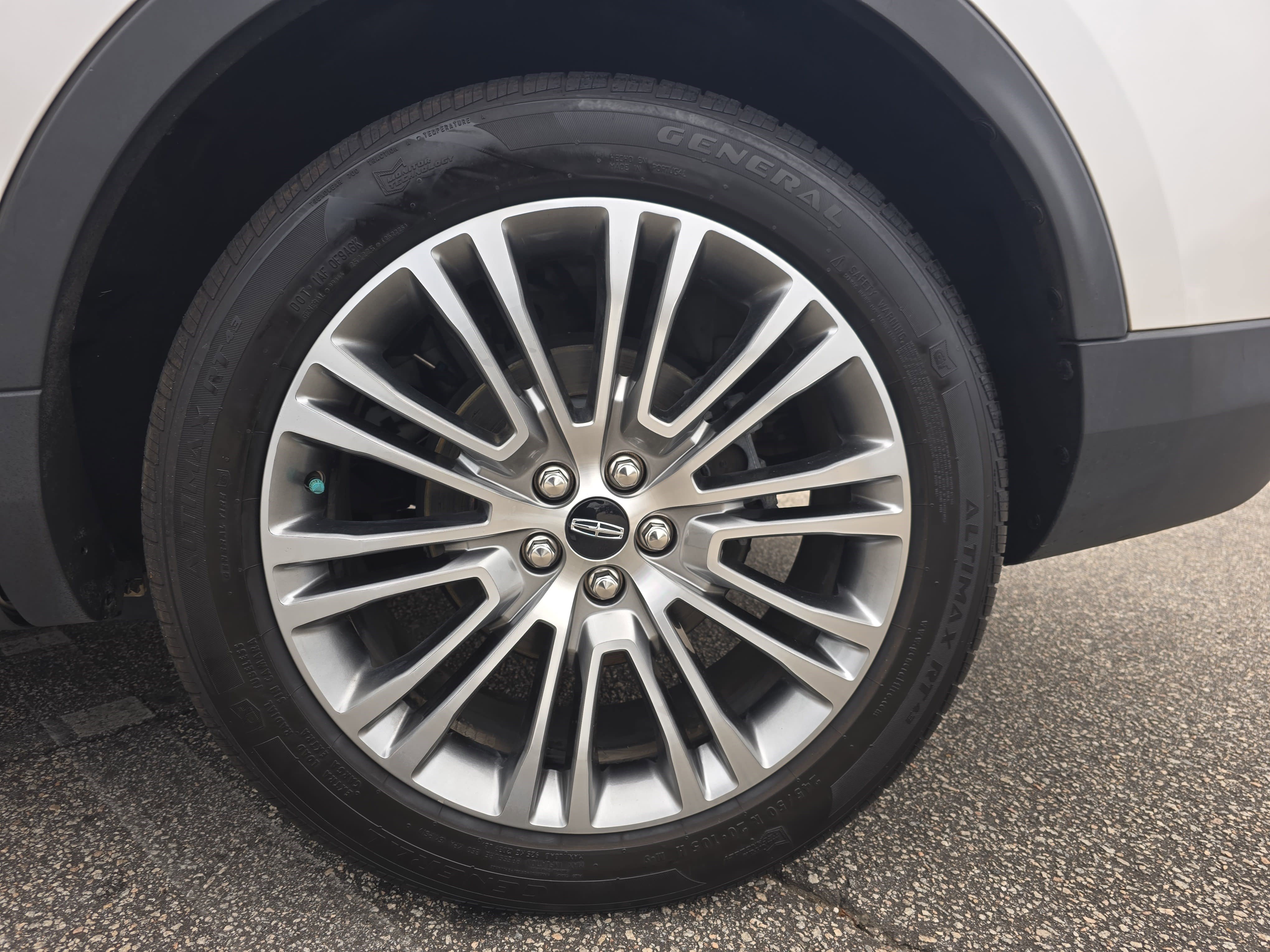 Used 2016 Lincoln MKX Reserve w/ Driver Assistance Package image 32