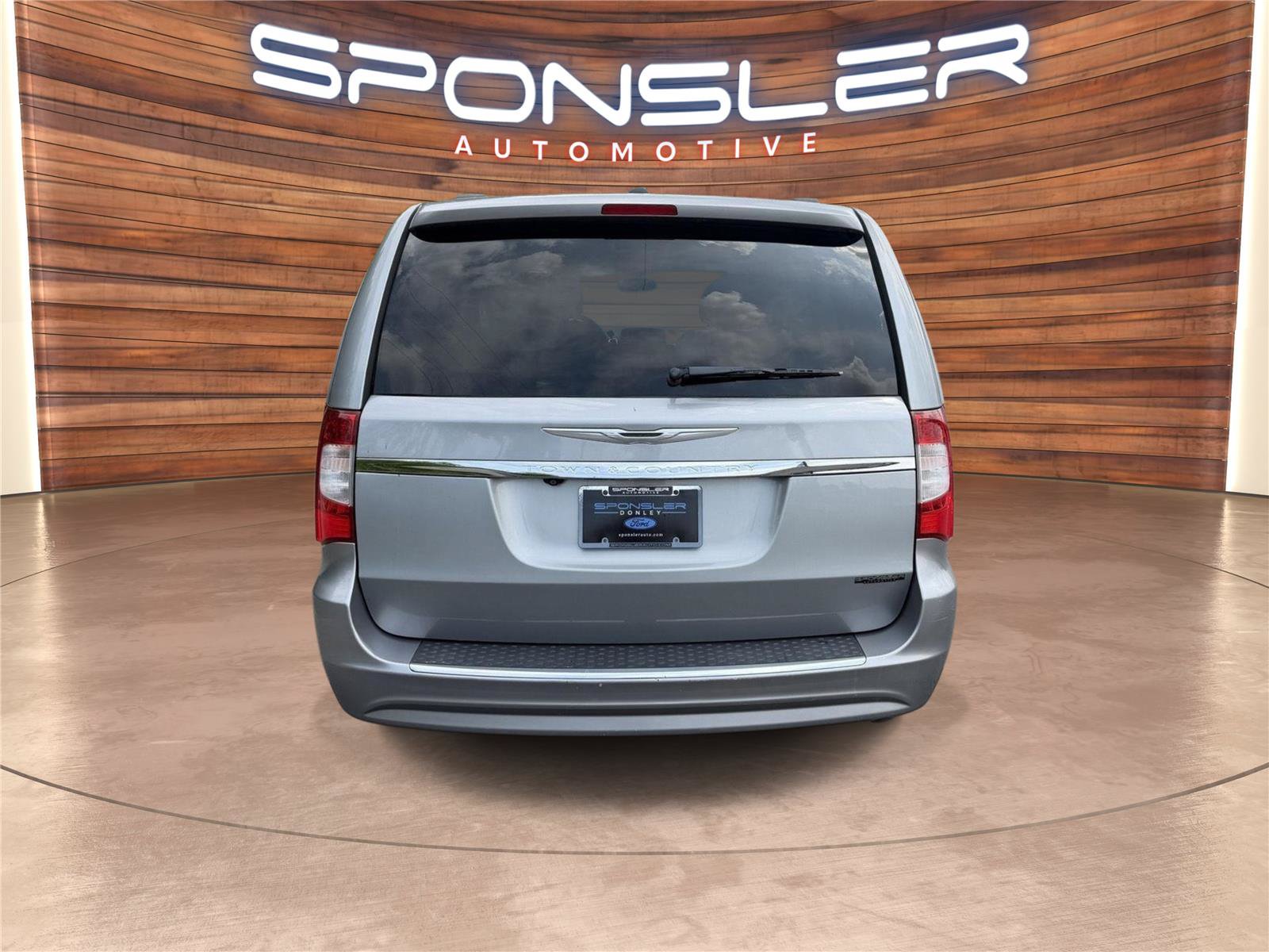 Used 2015 Chrysler Town & Country Touring FWD image 5