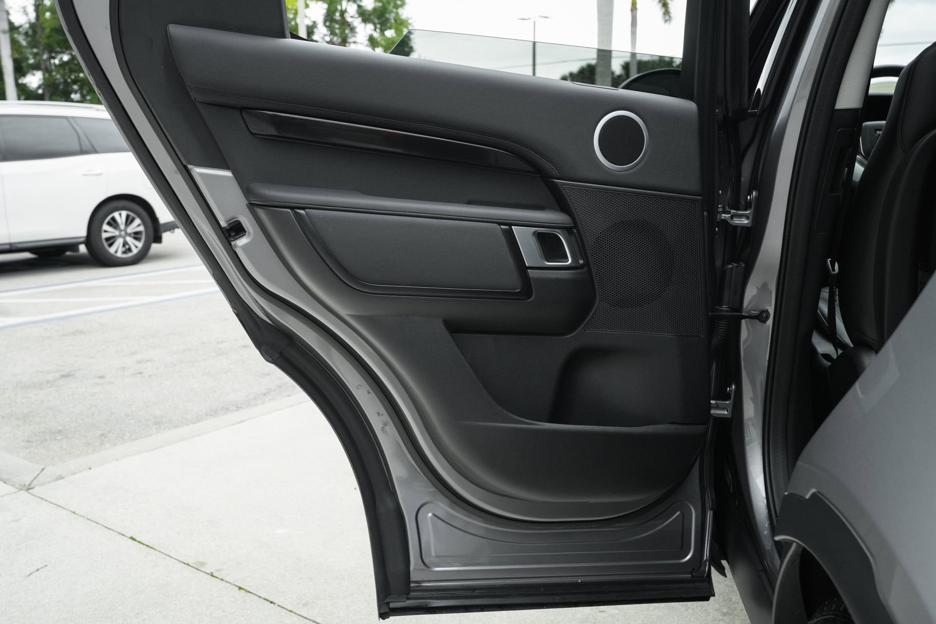 Used 2024 Land Rover Discovery S image 32