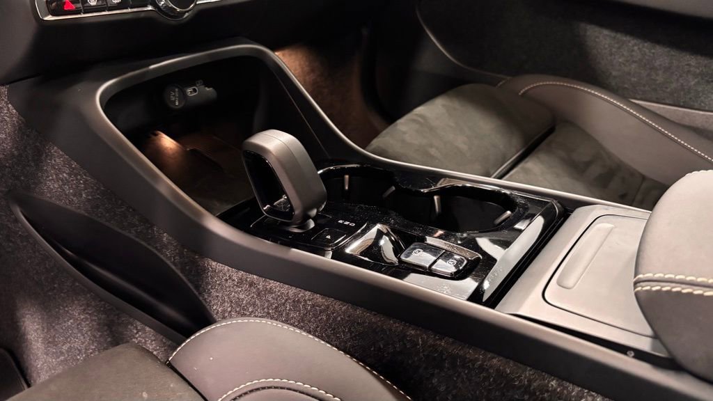 Certified 2025 Volvo XC40 B5 Plus image 17