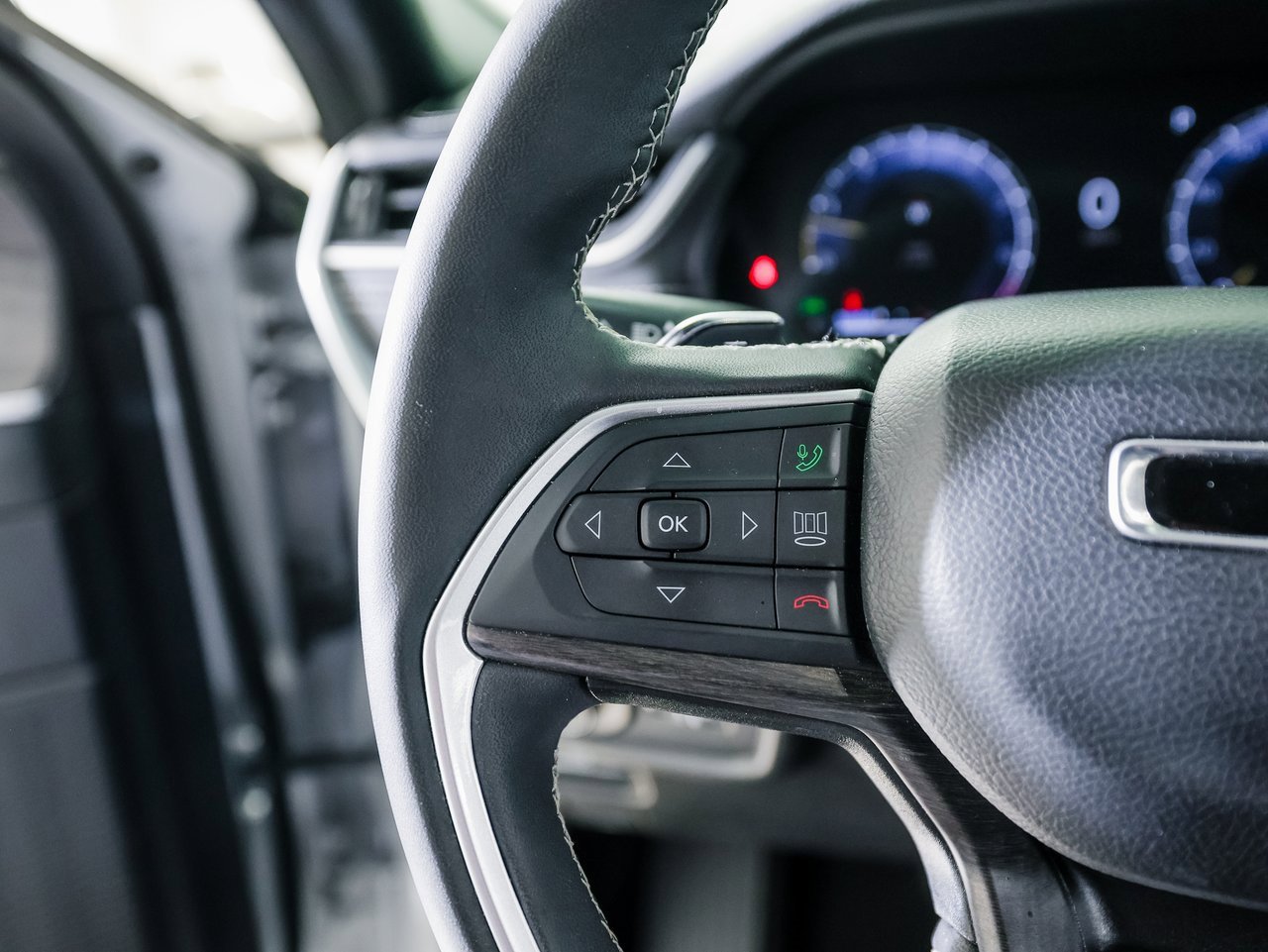 Used 2024 Jeep Grand Cherokee Limited w/ Black Appearance Package image 17