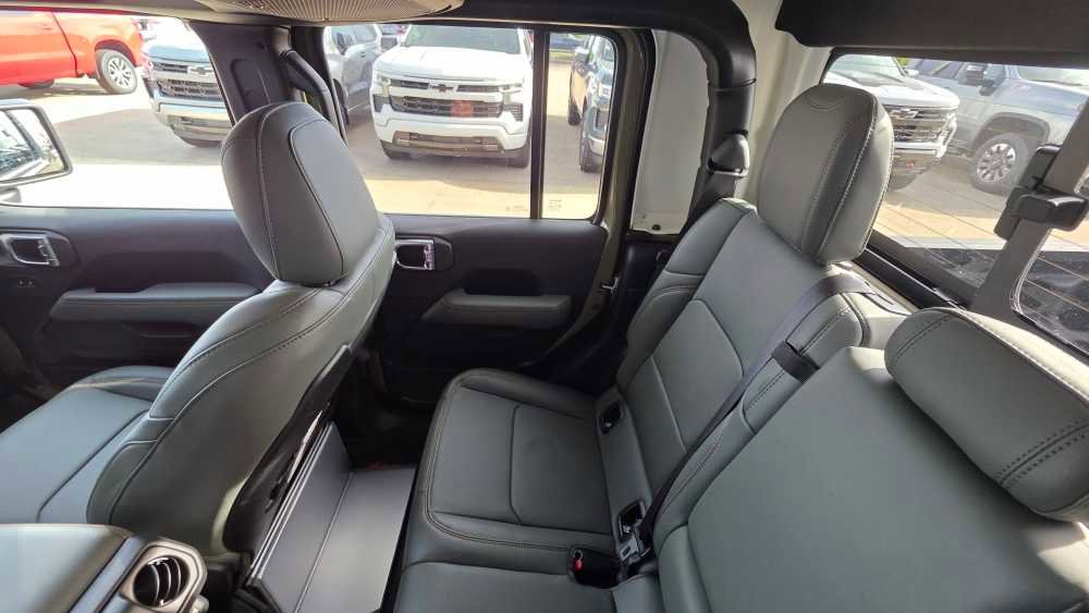 Used 2025 Jeep Gladiator Mojave w/ Convenience Group AWD/4WD image 24